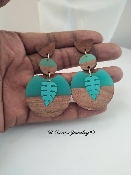 Boucles d'oreilles originales Puce en bois demi circle marron pendentif Vert marron en bois  Resine 
