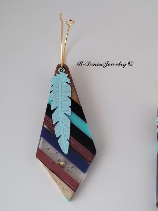 Boucles créoles originales ethnic en acier inoxydable doré !Pendentif en bois et résine multicolore.
