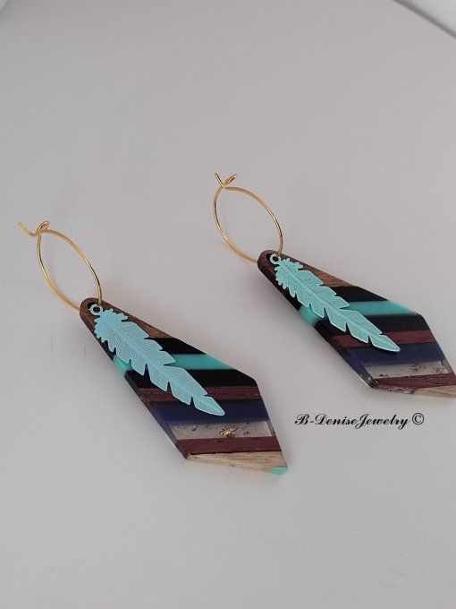 Boucles créoles originales ethnic en acier inoxydable doré !Pendentif en bois et résine multicolore.