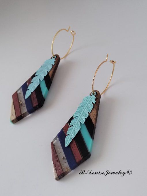 Boucles créoles originales ethnic en acier inoxydable doré !Pendentif en bois et résine multicolore.