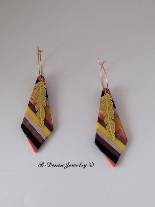 Boucles créoles originales ethnic en acier inoxydable doré !Pendentif en bois et résine multicolore.