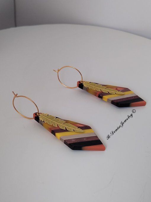 Boucles créoles originales ethnic en acier inoxydable doré !Pendentif en bois et résine multicolore.