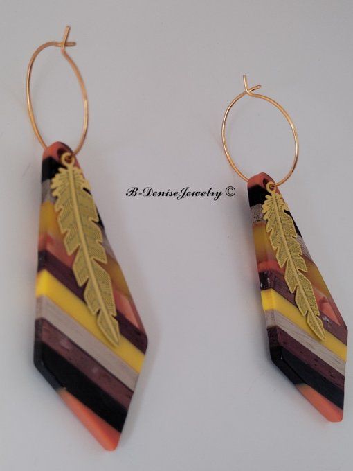 Boucles créoles originales ethnic en acier inoxydable doré !Pendentif en bois et résine multicolore.
