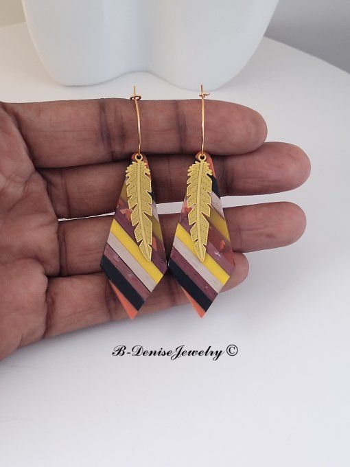 Boucles créoles originales ethnic en acier inoxydable doré !Pendentif en bois et résine multicolore.
