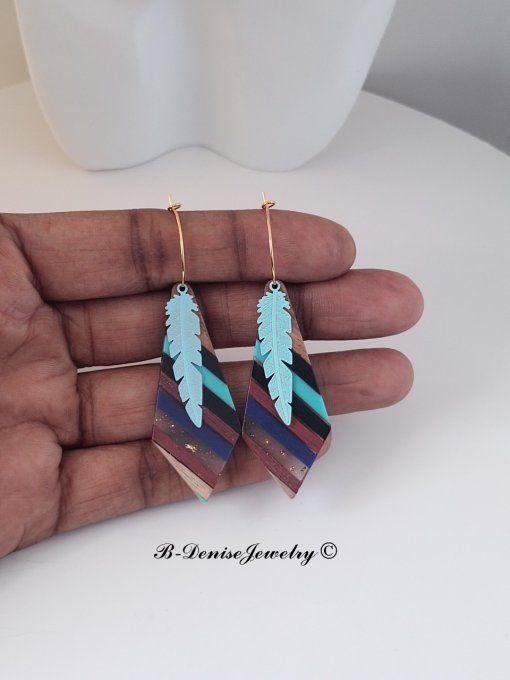 Boucles créoles originales ethnic en acier inoxydable doré !Pendentif en bois et résine multicolore.