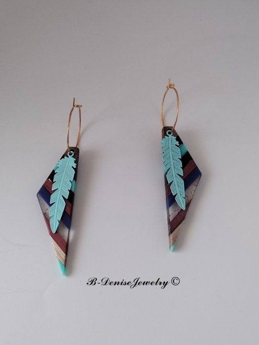 Boucles créoles originales ethnic en acier inoxydable doré !Pendentif en bois et résine multicolore.