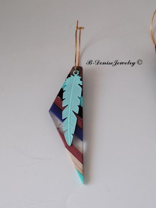 Boucles créoles originales ethnic en acier inoxydable doré !Pendentif en bois et résine multicolore.