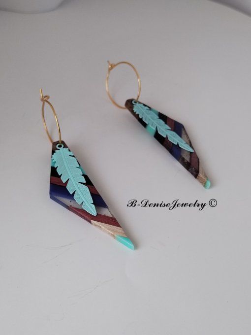 Boucles créoles originales ethnic en acier inoxydable doré !Pendentif en bois et résine multicolore.