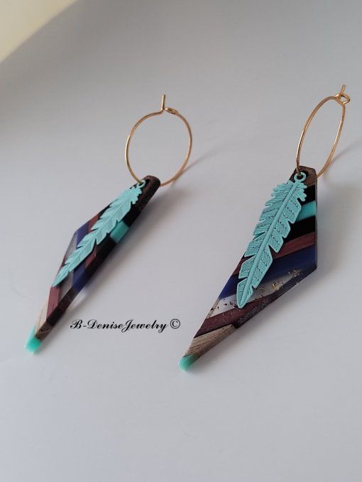 Boucles créoles originales ethnic en acier inoxydable doré !Pendentif en bois et résine multicolore.