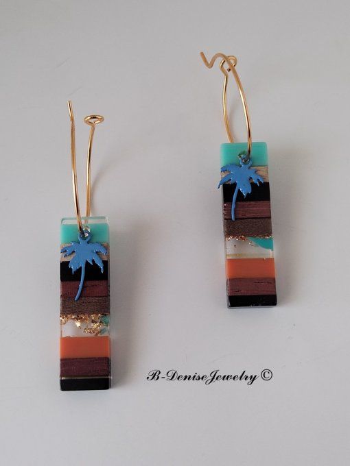 Boucles créoles originales ethnic en acier inoxydable doré !Pendentif en bois et résine multicolore.