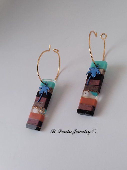 Boucles créoles originales ethnic en acier inoxydable doré !Pendentif en bois et résine multicolore.