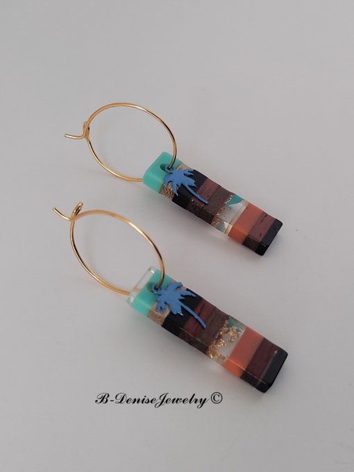 Boucles créoles originales ethnic en acier inoxydable doré !Pendentif en bois et résine multicolore.
