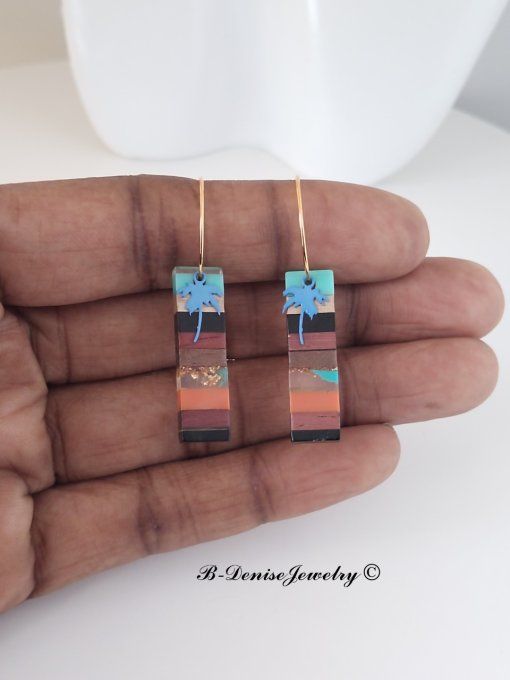 Boucles créoles originales ethnic en acier inoxydable doré !Pendentif en bois et résine multicolore.