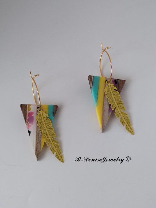 Boucles créoles originales ethnic en acier inoxydable doré !Pendentif en bois et résine multicolore.