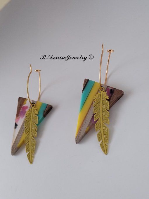 Boucles créoles originales ethnic en acier inoxydable doré !Pendentif en bois et résine multicolore.