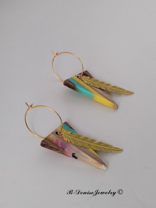 Boucles créoles originales ethnic en acier inoxydable doré !Pendentif en bois et résine multicolore.
