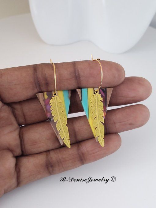 Boucles créoles originales ethnic en acier inoxydable doré !Pendentif en bois et résine multicolore.