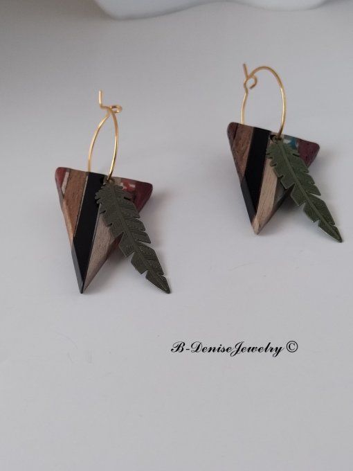 Boucles créoles originales ethnic en acier inoxydable doré !Pendentif en bois et résine multicolore.