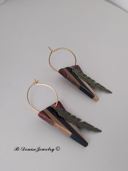 Boucles créoles originales ethnic en acier inoxydable doré !Pendentif en bois et résine multicolore.