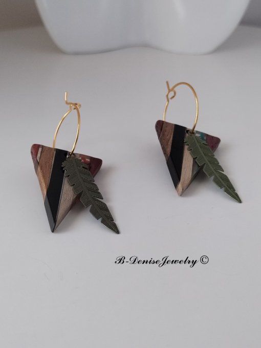 Boucles créoles originales ethnic en acier inoxydable doré !Pendentif en bois et résine multicolore.