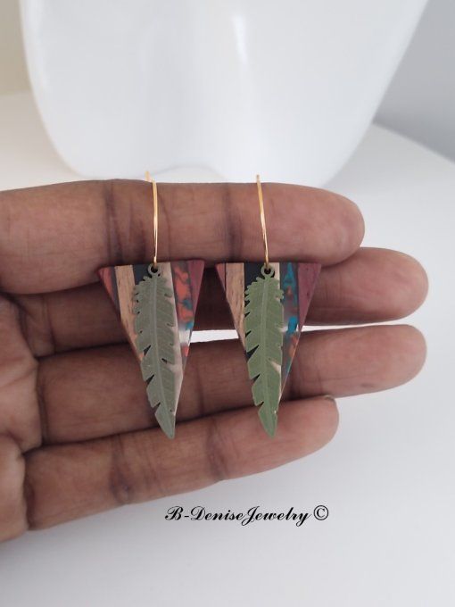 Boucles créoles originales ethnic en acier inoxydable doré !Pendentif en bois et résine multicolore.