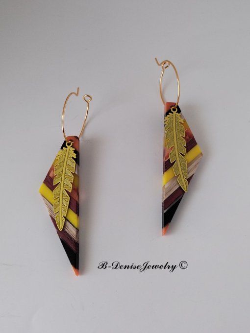 Boucles créoles originales ethnic en acier inoxydable doré !Pendentif en bois et résine multicolore.