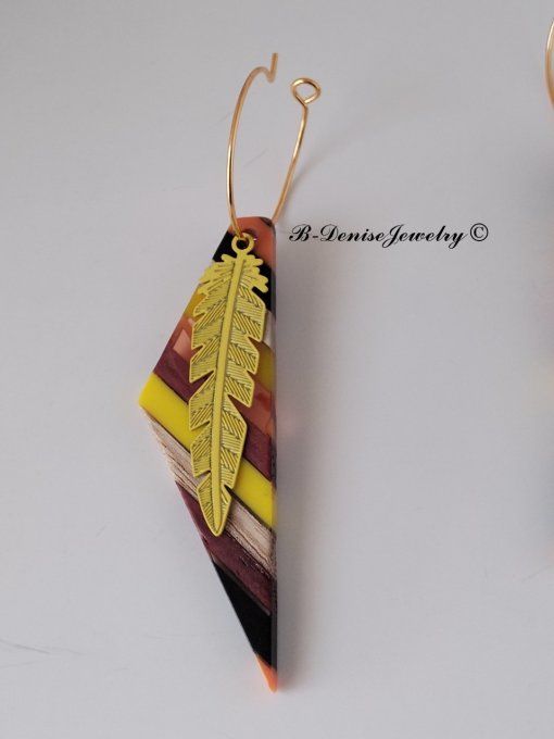 Boucles créoles originales ethnic en acier inoxydable doré !Pendentif en bois et résine multicolore.