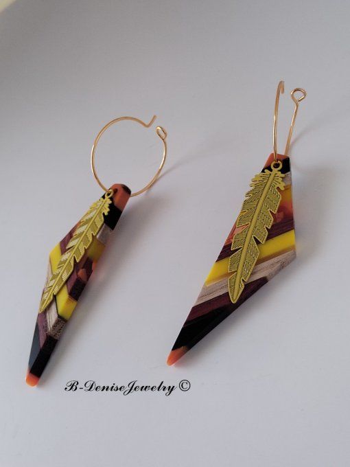 Boucles créoles originales ethnic en acier inoxydable doré !Pendentif en bois et résine multicolore.