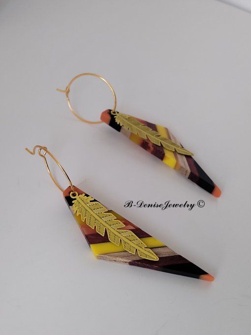 Boucles créoles originales ethnic en acier inoxydable doré !Pendentif en bois et résine multicolore.