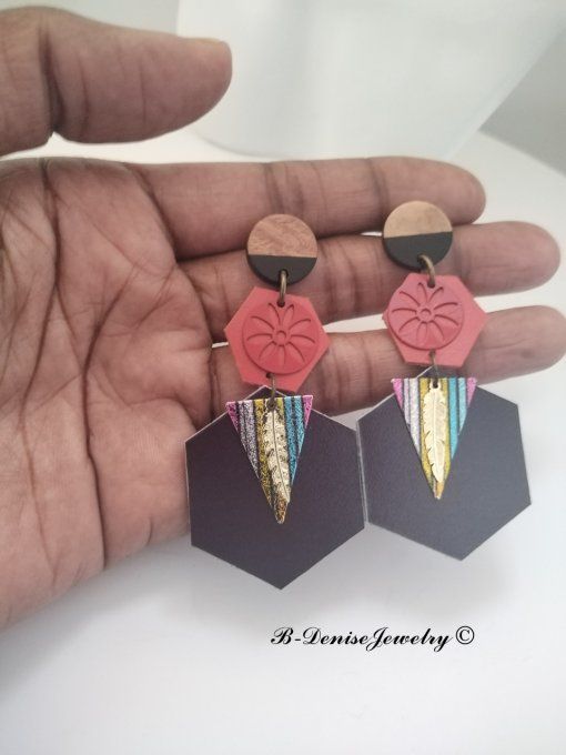 Original boucles d'oreilles Puce en bois et resine !!HEXAGONE!! En Cuir Rouge Noir Dore T:7cm x 3.5